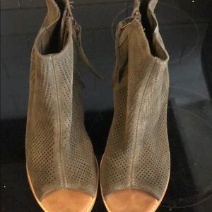 Toms worn once size 8